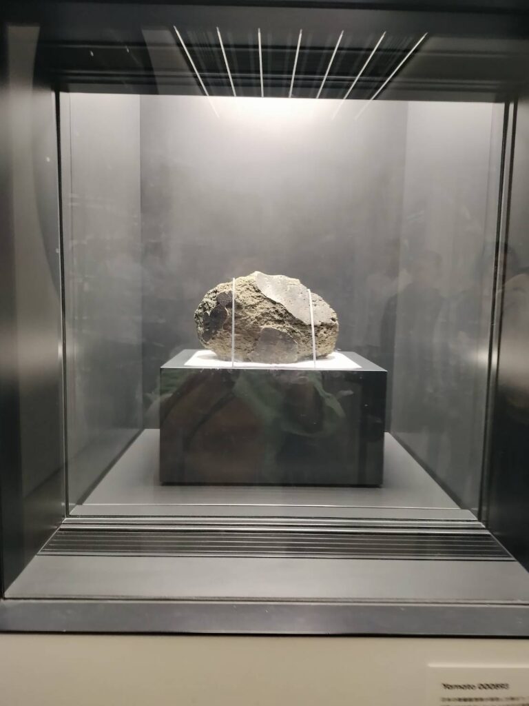 大阪万博　火星の石　日本館